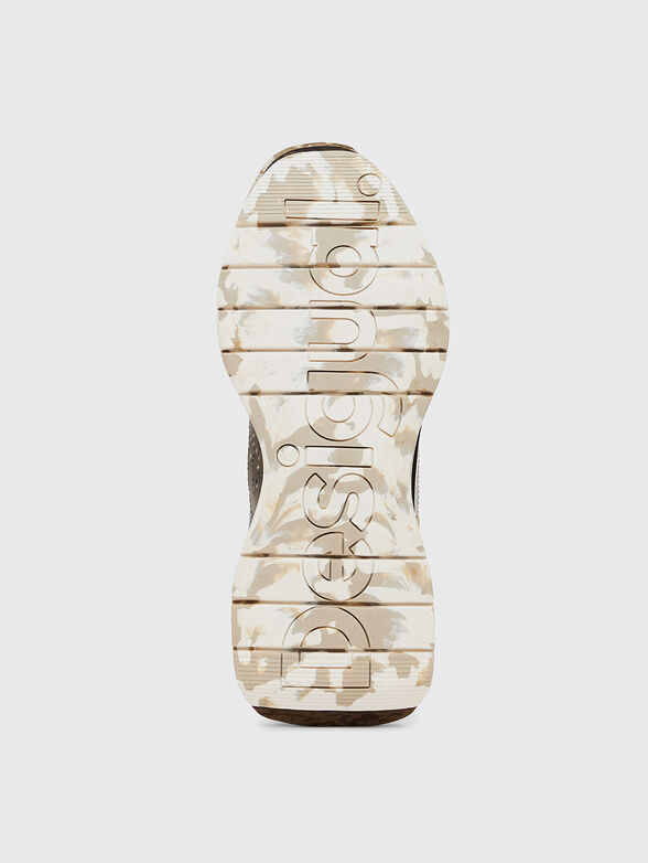 Sports shoes with contrasting panels  - 5