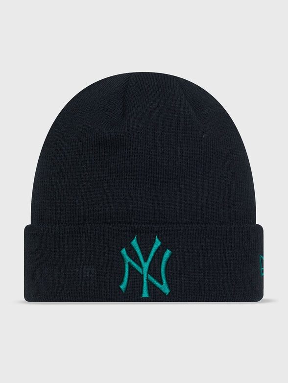 Black hat with contrasting logo - 0
