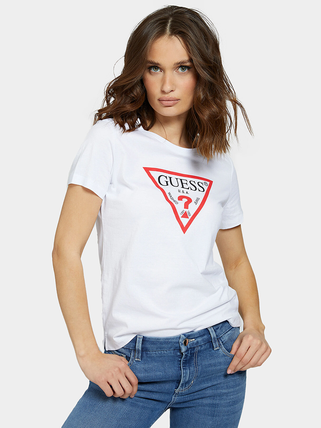 Triangle logo T shirt brand GUESS Globalbrandsstore en