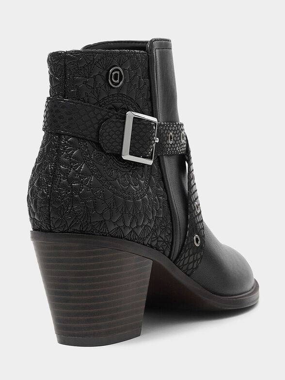 Cowboy boots with embroidered details - 5
