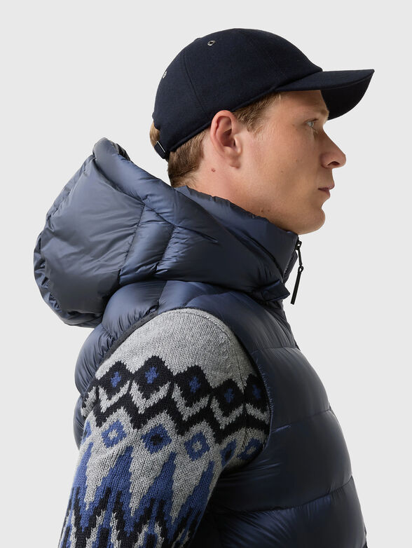 HOLGER vest with removable hood and logo - 6
