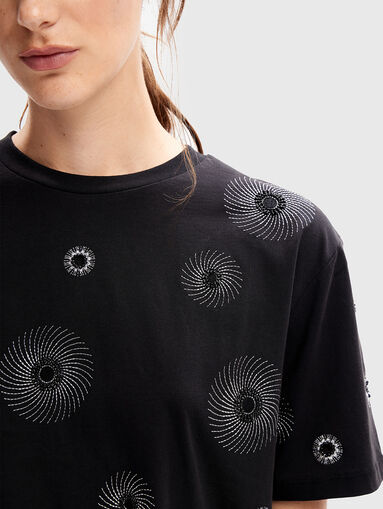 T-shirt with embroidered details - 5