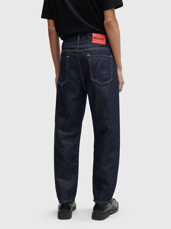 Тъмносини дънки с контрастен лого патч - 2