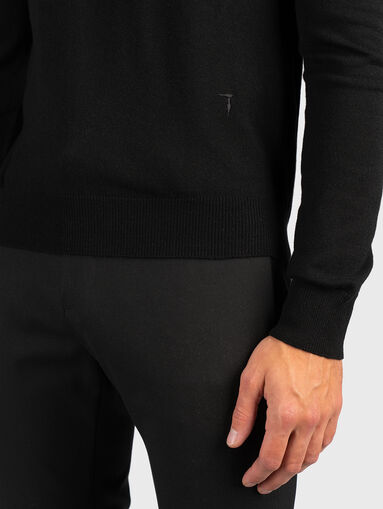 Black sweater with round neck - 5