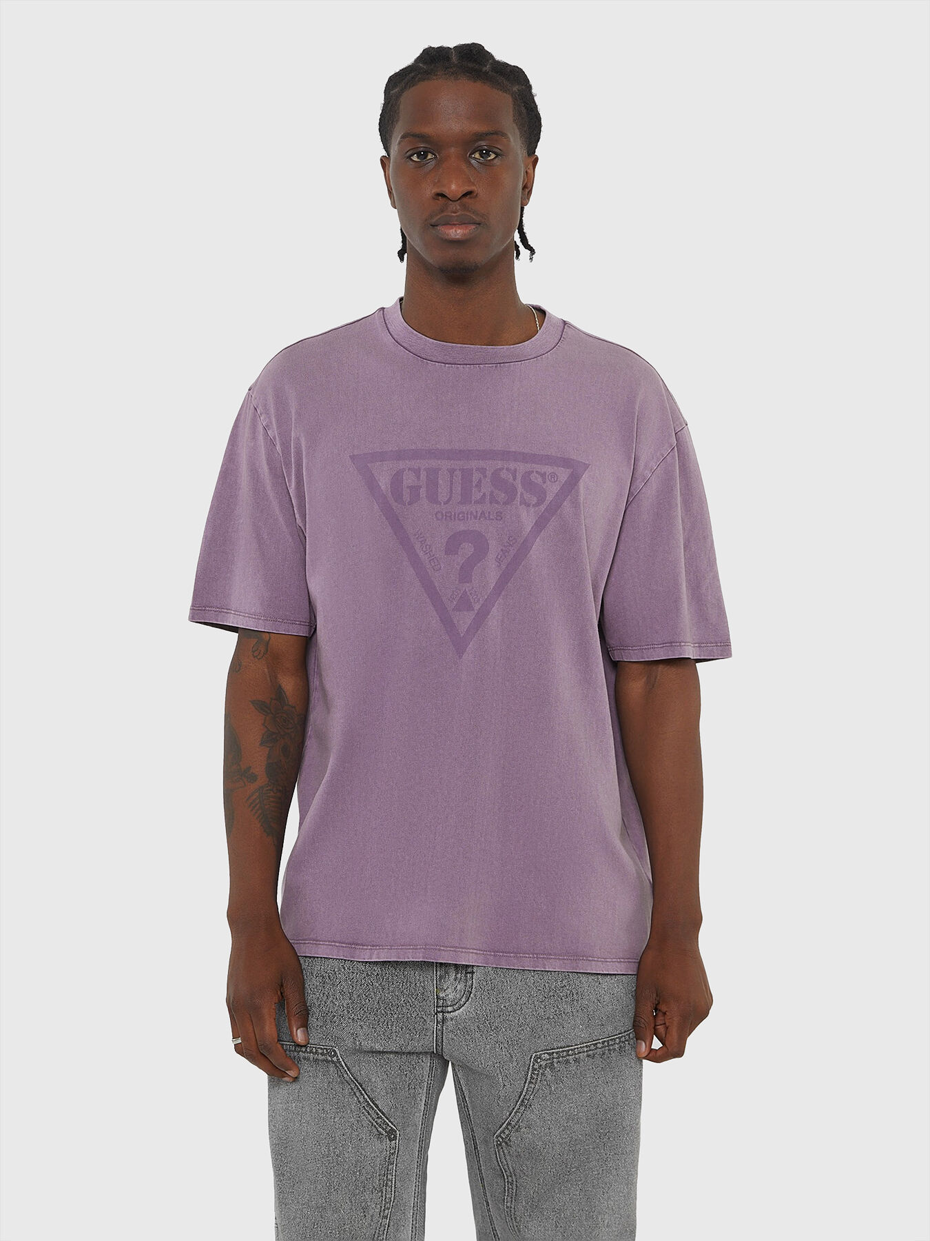 Vintage style black t shirt with triangular logo brand GUESS JEANS Globalbrandsstore en