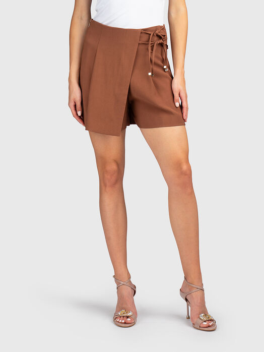 Shorts with accent ties