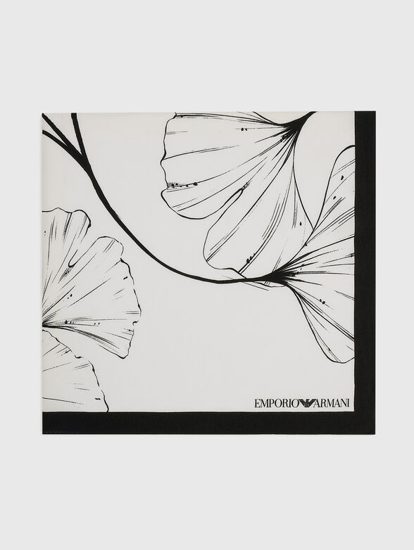 Square scarf with contrasting print - 2