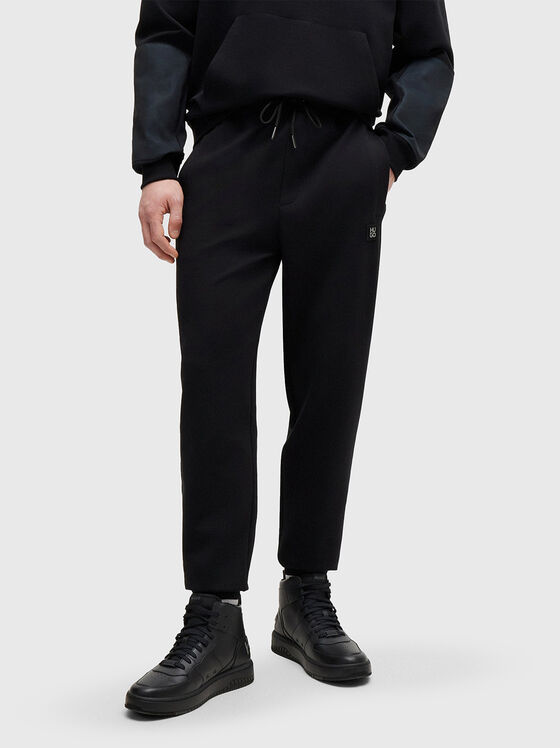 Черен спортен панталон с лого патч - 1