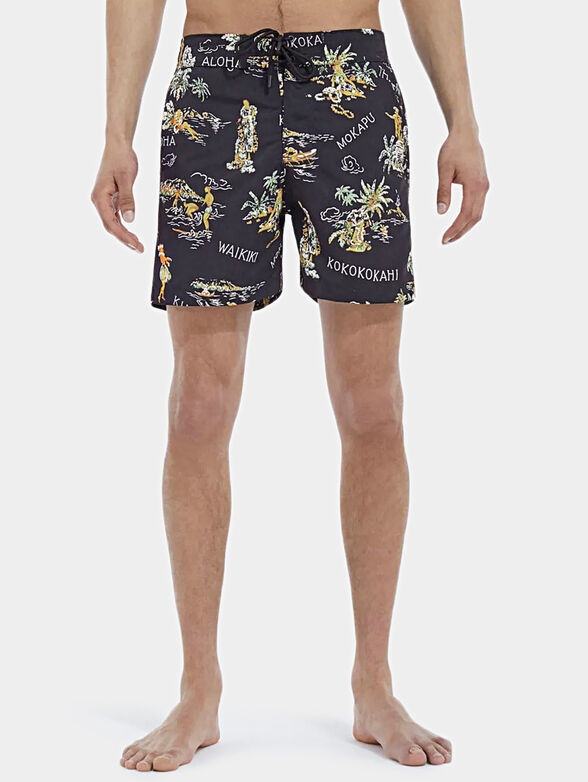 Black beach shorts with Hawaiian print - 1