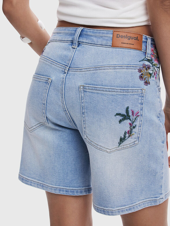 Short denim with floral embroidery - 3