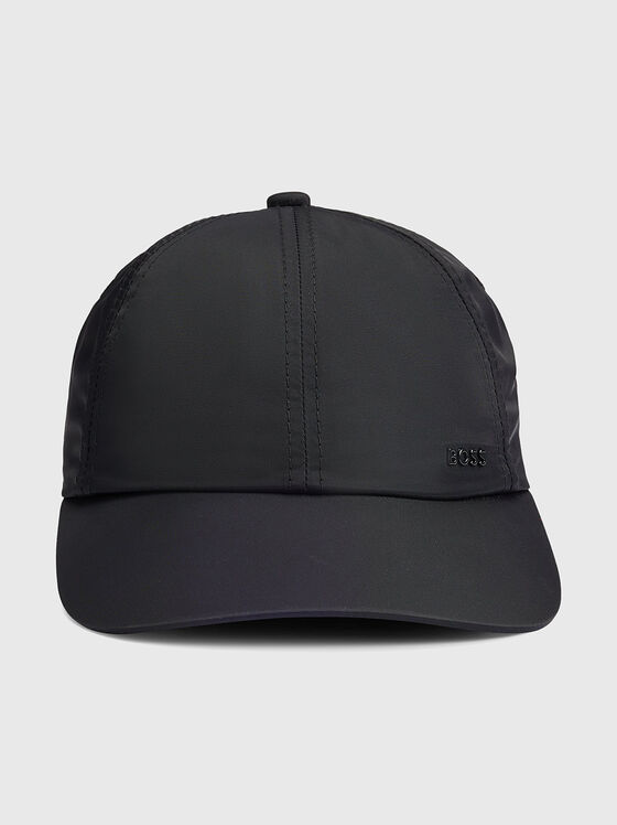 Черна шапка с козирка и лого акцент  - 1