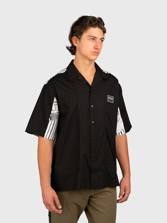 Риза с къс ръкав и принт на гърба - 1