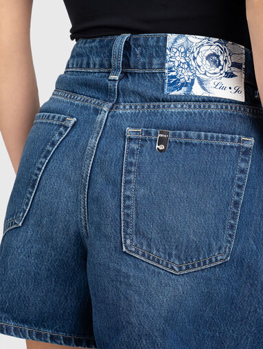 High-waisted denim shorts - 3