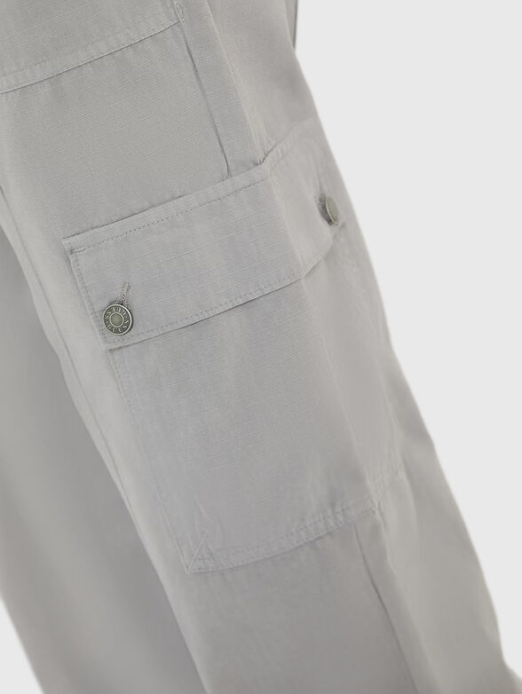 Cargo trousers with wide legs in grey colour - 5