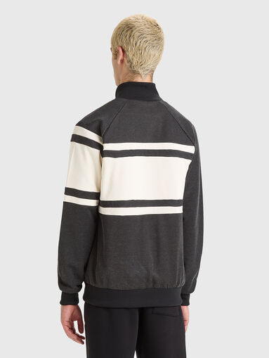 Sweatshirt with contrasting details - 3