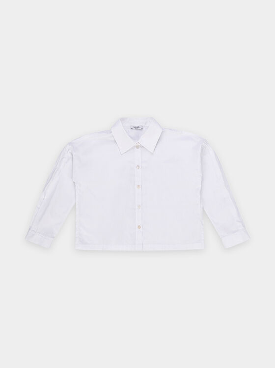 Бяла риза с бляскаво лого на гърба - 1