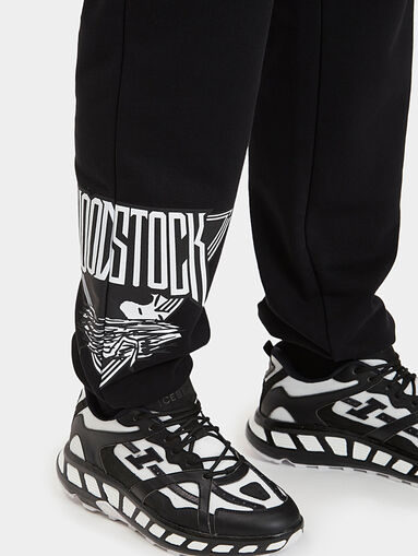 Sports pants with art details - 4