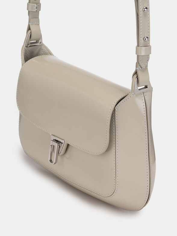 Leather hobo bag with lacquered effect in beige color - 6