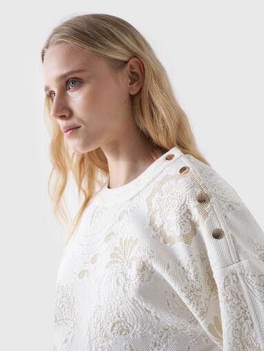 Sweater with embossed texture and buttons - 5