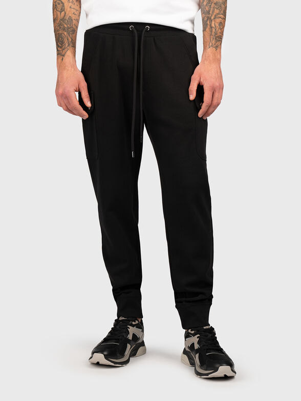 Sports trousers with pockets - 1