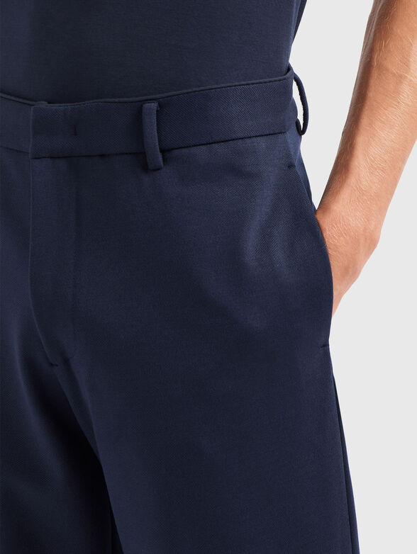 Straight trousers with pockets - 3