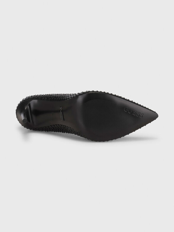 Black heeled shoes with eyelets - 5