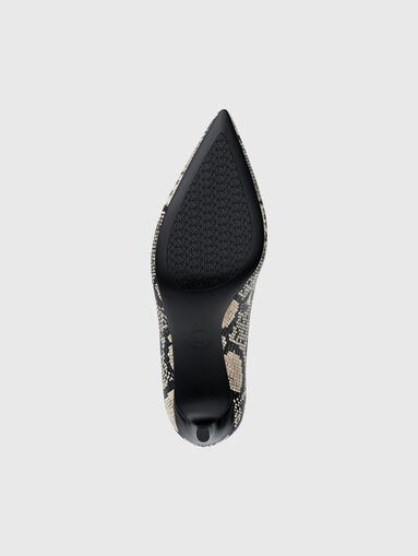 Leather high-heeled shoes with an animal print  - 5