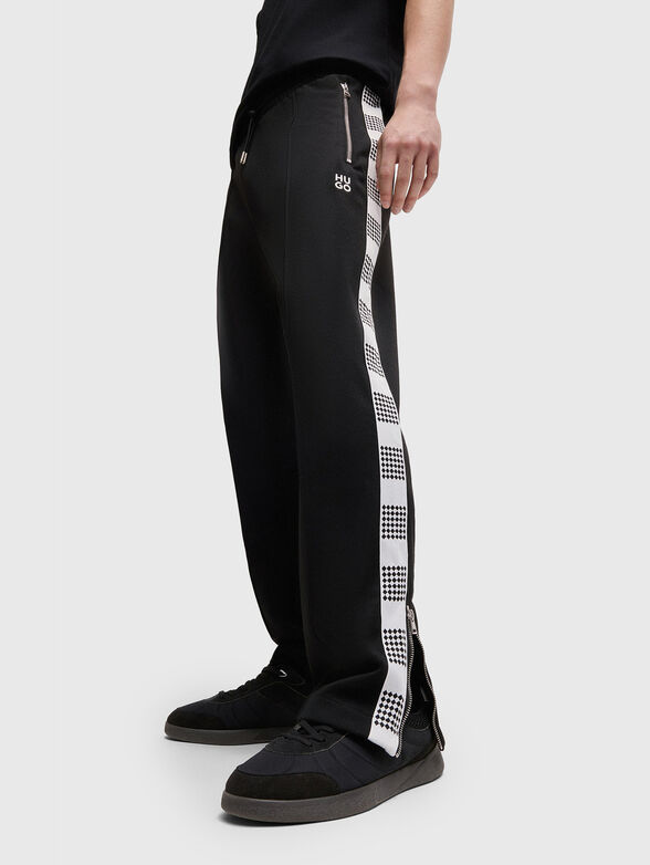 Sports pants with contrast trim - 2