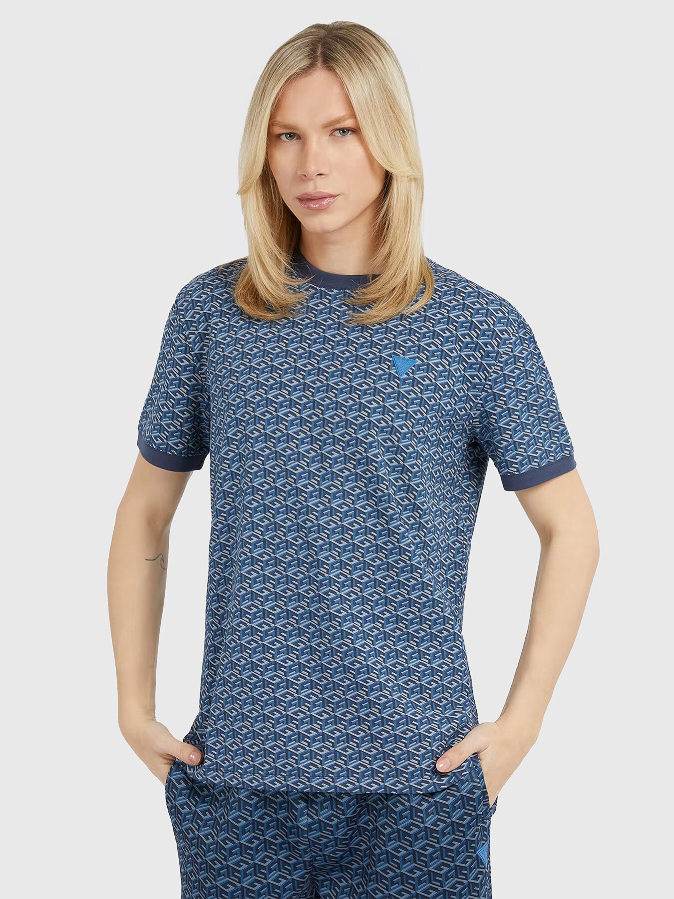 COLIN T shirt with accent print brand GUESS Globalbrandsstore en