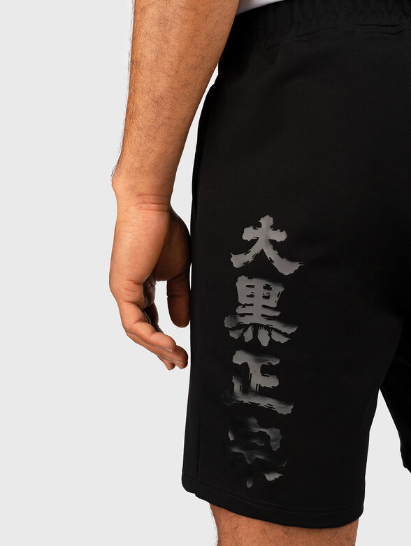 GMSH019 black shorts with accent print  - 3