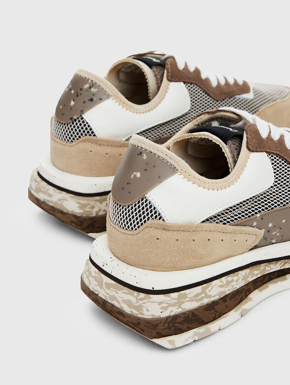 Sports shoes with contrasting panels  - 3