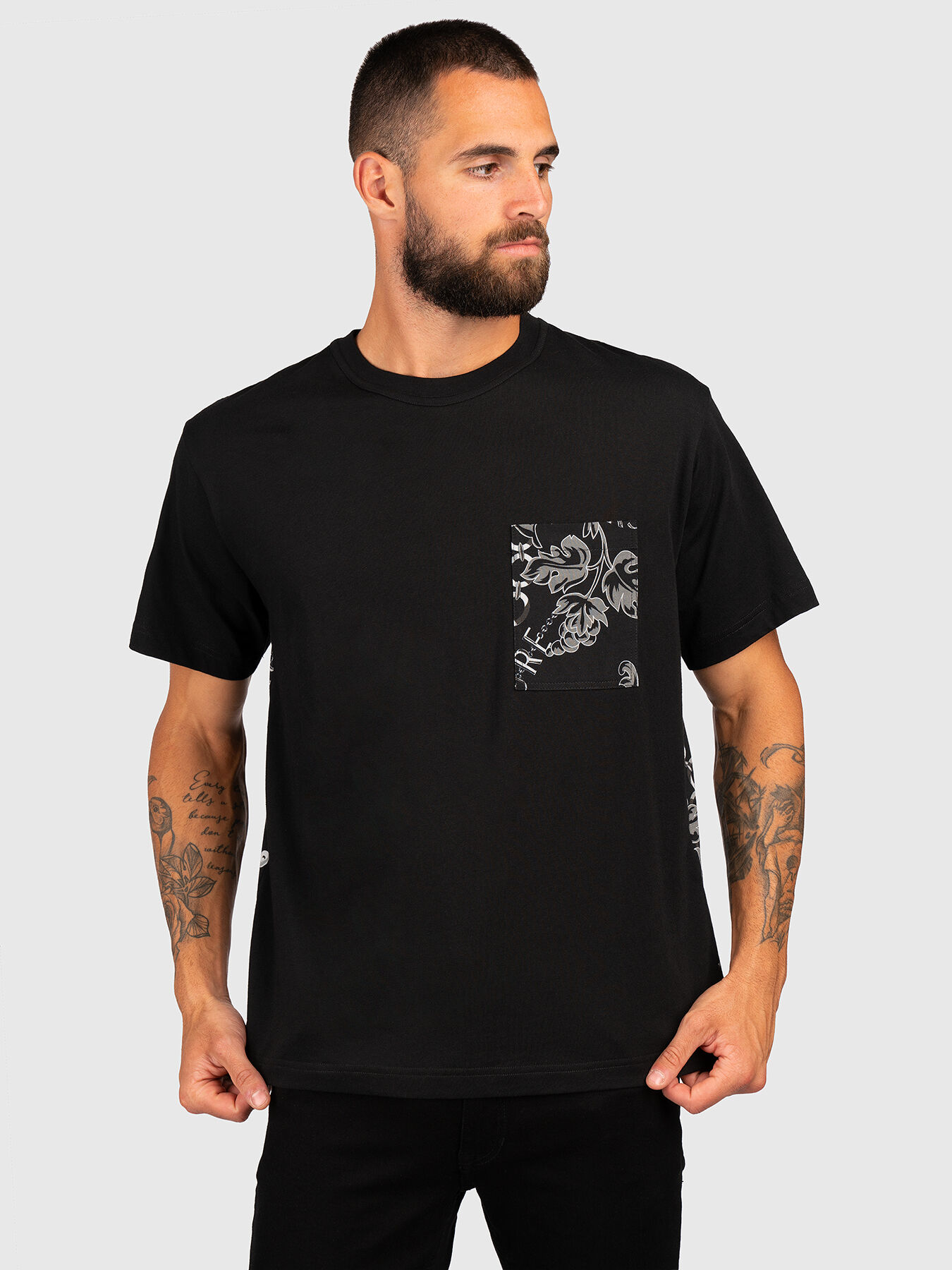Tシャツ・カットソー VERSACE Men T Shirts 75GAH6R1 JS218 G89 Black Back-print cotton T-shirt brand VERSACE JEANS COUTURE