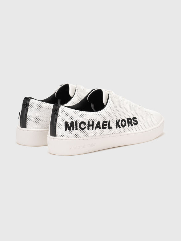 White sports shoes with accent logo - 3