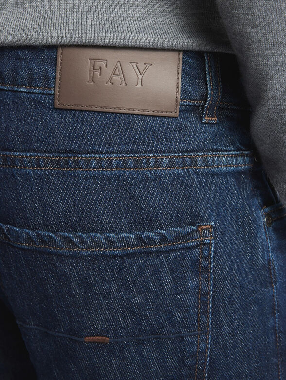 Straight-leg jeans with a logo detail - 3