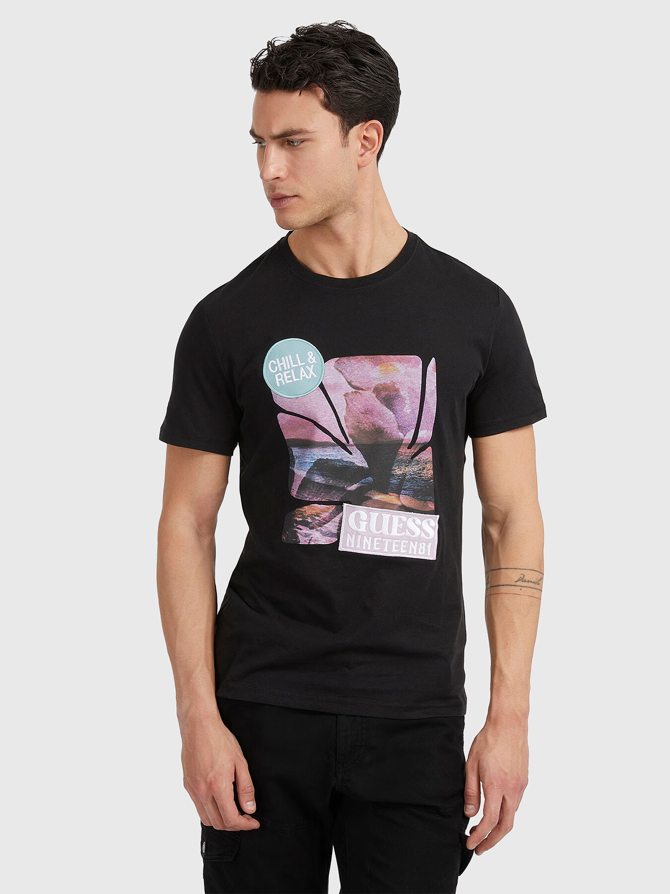 Black cotton T shirt with colorful print brand GUESS Globalbrandsstore en
