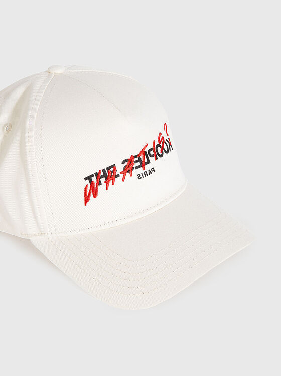 Hat with contrasting logo - 1