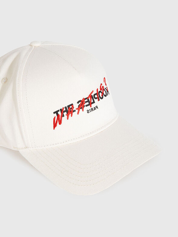 Hat with contrasting logo - 1
