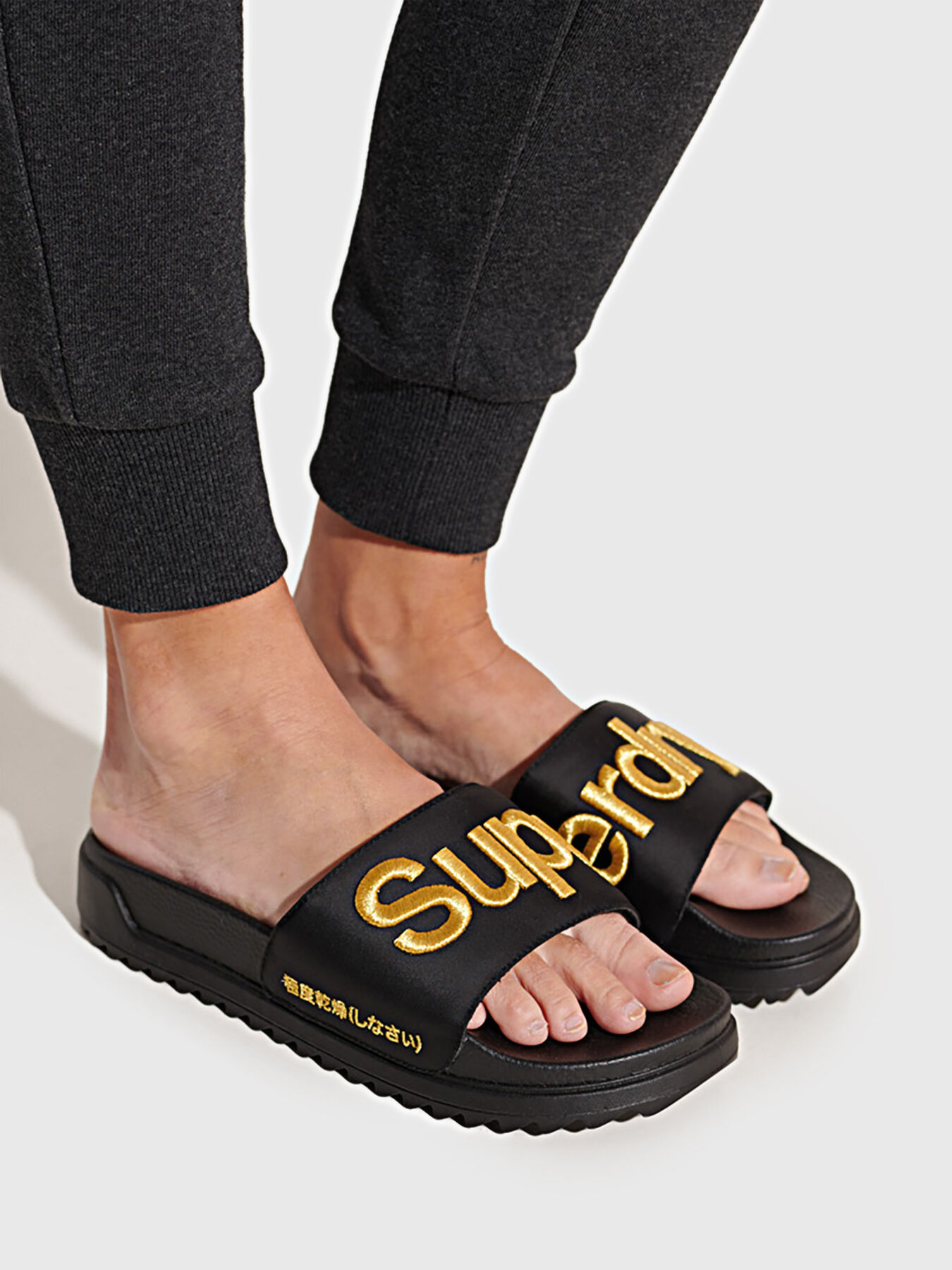 Slides in black color with logo brand SUPERDRY Globalbrandsstore en