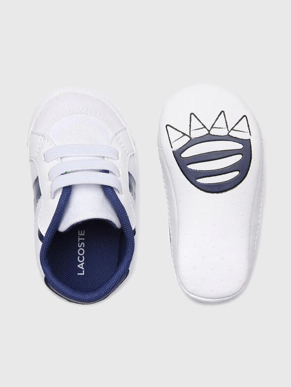 White sports shoes with logo - 6