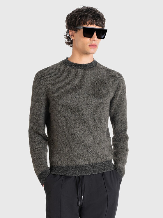 Пуловер с контрастни маншети  - 1