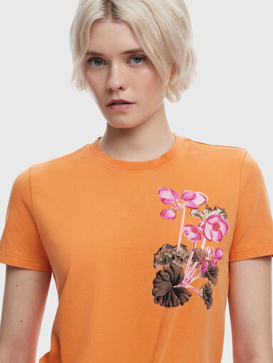 T-shirt with oval neckline - 4