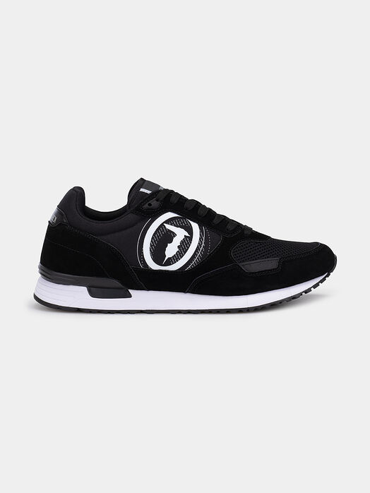 Sports shoes with logo