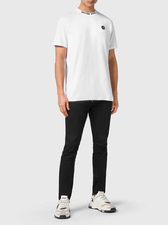Бяла тениска с лого патч - 2