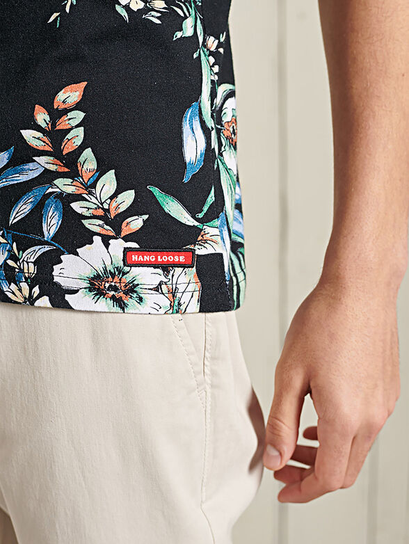 Black T-shirt with floral print - 5