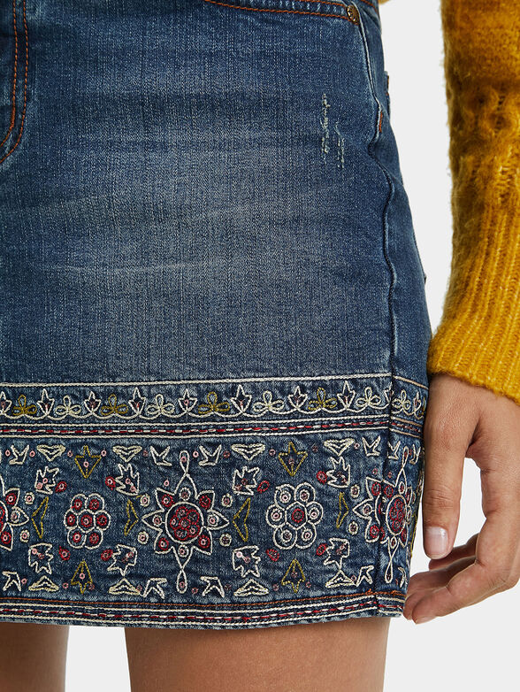 Mini denim skirt with floral embroidery - 4