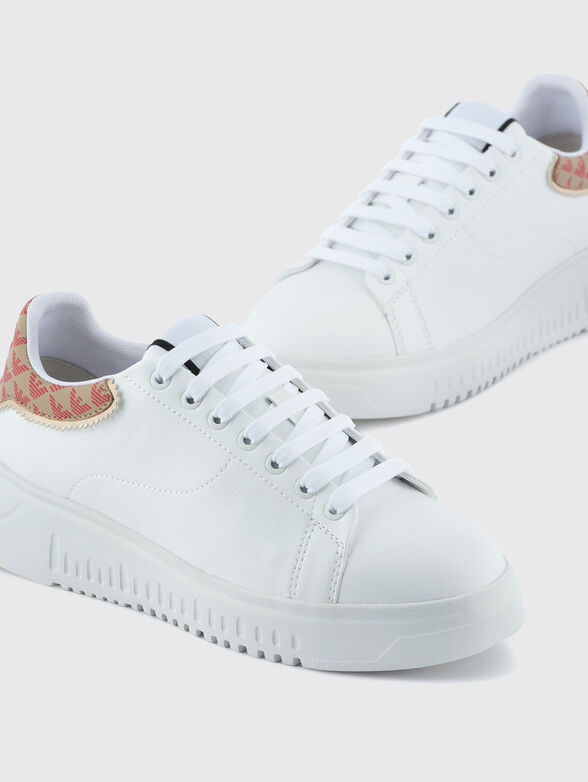 Sports shoes with contrasting detail - 4