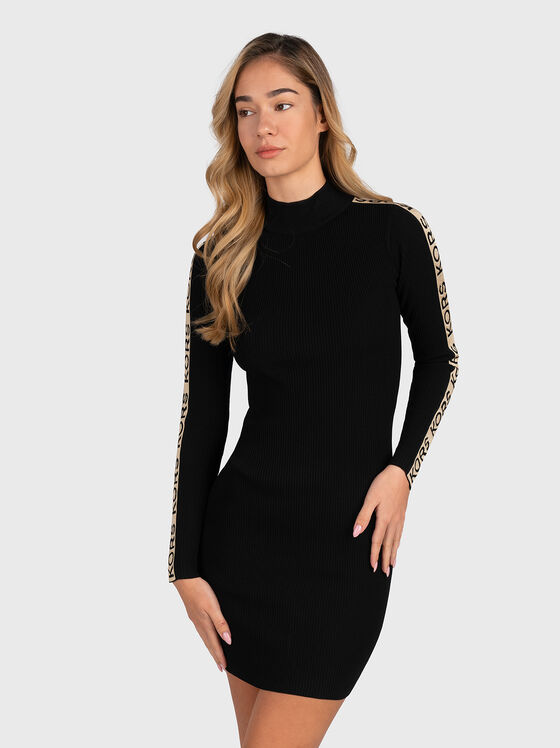 Плетена черна рокля с дълъг ръкав и лого ленти - 1