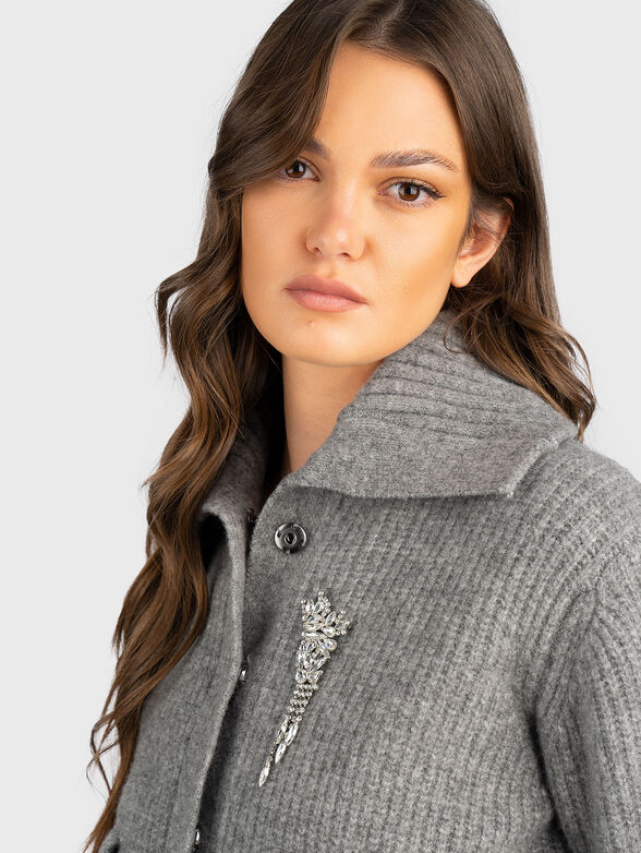 Cardigan with brooch  - 5