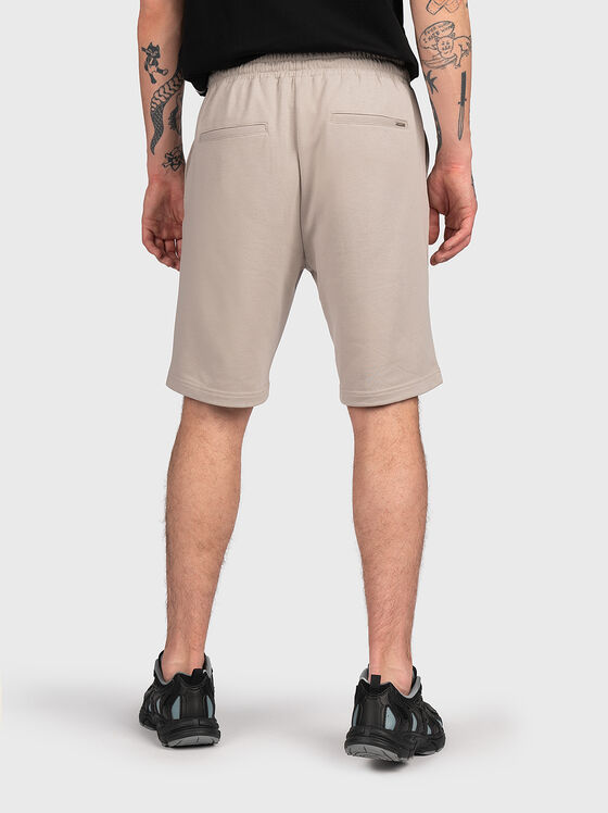 Къси спортни панталони в сив цвят - 2