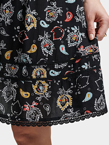 Short black dress with colorful motifs - 4